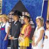 (rsf)   Till Eulenspiegel, die Narrengestalt aus dem Mittelalter, und seine Schelmenstücke werden die Schüler der Klasse 4 b am Mittwoch, 20. Juli, um 18.30 Uhr als Musical auf Bühne in der Aula der Volksschule Schweinfurter Rhön bringen. Ihr Klasslehrer Steffen Schreiner, der gleichzeitig die Arbeitsgemeinschaft Musik an der Schule leitet, hat seit Februar mit den Kindern das Stück einstudiert. Unterstützt werden die Schüler von der Parallelklasse, die im Musical als Chor auftritt. Auszüge der Aufführung konnten die Schulfest-Besucher am Samstag bereits erleben.