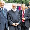 Das Riemenschneider-Gymnasium feierte das 125. Jahr seines Bestehens: Schulleiter Dr. Wolfgang von Hinten (Zweiter von links) begrüßte den „Riemenschneider“-Abiturienten Pater Dr. Anselm Grün. Regierungspräsident Paul Beinhofer (links) und Ministerialdirigent Walter Gremm vom Bayerischen Kultusministerium (rechts) gratulierten.