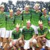 (frak) Es war in jedem Fall die Tennismannschaft mit dem prominentesten Namen in der Aufstellung – wahrscheinlich sogar in ganz Deutschland. Am Ende hat Dirk Nowitzki dann aber doch nicht für die TG Würzburg in der Männer-Kreisliga 2 selbst zum Schläger gegriffen. Deutschlands bester Basketballer war für die Würzburger zwar tastsächlich als Nummer eins gemeldet und ließ sich über die Resultate des Teams, in dem einige alte Weggefährten und sein Schwager Roland Mayer aufschlugen, auch regelmäßig informieren. Am Ende aber hatte er dann doch Wichtigeres zu tun, schließlich konnte bei der Mannschaftsmeldung ja noch keiner wissen, dass sich in diesem Jahr Nowitzkis Traum vom NBA-Titel tatsächlich erfüllen sollte. Aber auch ohne ihren berühmten Mitspieler war das mit bekannten Basketballern und zwei Fußballtrainern aus der Region gespickte TGW-Team in der Kreisliga eine Klasse für sich und sicherte sich den Meistertitel. Unser Bild zeigt nach der Meisterkrönung: (hinten von links) Andreas Lorenz, Simon Wagner, Roman Körner, Migo Wiegand, Winfried Stahl und Martin Lang sowie (vorne von links) Jan Stumpner, Toni Kramer und Roland Mayer.
