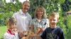 Stolze Weingutbesitzer: Die Bergtheimer Thomas und Ulrike Lange stoßen mit Hammelburger Wein an. Sie haben das städtische Weingut in der Saalestadt gekauft. Moritz (links) und Lukas (rechts) stoßen mit Bergtheimer Traubensaft an.