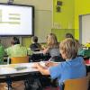 Ein neues Zeitalter in den Schulen: Ein Lehrer arbeitet in der Klasse 6a des Freihof Gymnasiums in Göppingen an einem elektronischen „Whiteboard“. Die moderne Technik ersetzt im Freihof Gymnasium die herkömmlichen Tafeln, die mit Kreide beschriftet wurden.