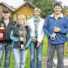 Die besten Minigolfer der Erwachsenenklasse: Stellvertretender Vorsitzender Günther Sitzmann (links) und Vorsitzender Werner „Mäxer“ Hemmerich (rechts) ehren die Sieger (von links) Thomas Strohmenger, Eva Hitzke, Silvia Trapp und Ingo Sitzmann.