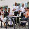 (hof)  Am Wochenende, 30./31. Juli, veranstaltet der FC Garstadt zum 30. Mal das Straßenweinfest im Ort. Für Weinprinzessin Laura Hart ist es das erste in ihrer neuen Rolle als Repräsentantin des Garstädter Weines. Zur Eröffnung am Samstag um 19 Uhr werden zahlreiche Ehrengäste erwartet. Danach spielt „Das Rheinfeld Duo“. Der Festbetrieb am Sonntag beginnt um 10 Uhr mit dem Frühschoppen. Gleichzeitig wird der vierte Weinfestlauf gestartet, mit Distanzen über zehn und fünf Kilometer sowie einer Walkingstrecke und einem Kinderlauf. Um 16 Uhr treten die „Gorschter Dorfmusikanten“ auf. Bei einem Fototermin stimmten sich auf das Ereignis ein (von links): Weinprinzessin Laura Hart, Wolfgang Braun (FC Garstadt), Winzerin Inge Gessner, Alexander Kiesel und Joachim Klein (beide FC Garstadt) sowie die Winzer Mario und Bianca Mauder.
