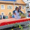 (hag)   Ein Bett auf einem Tieflader war noch frei für das Ehepaar Tobias Scheder und seine ihm frisch angetraute Sandra. Für das ungewöhnliche Hochzeitsbett hatten die Kollegen von der Gelchsheimer Baufirma Hoos gesorgt, in der Tobias Scheder als Maurer beschäftigt ist. Zu den Fußballern des SV Gelchsheim, die nach der Trauung Spalier standen, gesellten sich die Kollegen der jungen Ehefrau. Die aus Stalldorf stammende Sandra ist von Beruf Lack-Laborantin bei der BASF Coatings GmbH in Würzburg.H. GRIMM