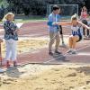 Nicht den Kopf in den Sand gesteckt: Wesentlich weniger Teilnehmer als im vergangenen Jahr hatte heuer das Kreissportfest, das in Güntersleben stattfand. Spaß und Ehrgeiz hatten alle Teilnehmer dennoch, wie hier beim Weitsprungwettbewerb.