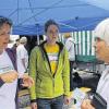 Wie geht vegan? Martina und Annika Werb (von links) unterhalten sich mit der Schauspielerin und Buchautorin Barbara Rütting über die vegane Küche.