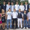 Geschafft: Alle 17 Jugendlichen haben das Klassenziel des 9. Jahrgangs der Mittelschule Helmstadt erreicht. Darüber freuen sich auch Rektorin Marion Ulrich (rechts) und Klassenleiterin Brigit Glöckner (links oben).