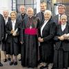 Abschied nach 145 Jahren: Bischof Friedhelm Hofmann (Mitte) und Weihbischof em. Helmut Bauer (Zweiter von links) verabschiedeten mit Provinzoberin Angela Fries (links), Bürgermeister Adolf Bauer (hinten rechts), Pfarrer Bernhard Stühler und Stadtdekan Jürgen Vorndran die Maria-Ward-Schwestern Carmen Irrgang, Raphaele Morschel, Cornelia Schüssler, Immakulata Fecher und Claudia Schneider.