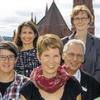 Gruppenbild mit Spendenempfängern: Vordere Reihe (von links): Gerhard Klingler (Jagdverband Ochsenfurt), Katrin Ganzinger (Jugendtreff Zellingen), Daniela Ursel (Autismus Kompetenzzentrum Unterfranken), Andrea Kiesekamp (Verein Menschen mit Down-Syndrom), Christiane Weinkötz (Caritas Würzburg); mittlere Reihe: Jürgen Keller, Kilian Schick (beide Jugendtreff), Filialleiter Clemens Köberlein, Niederlassungsleiter Harry Bermüller, Filialleiter Matthias Riedl (beide HypoVereinsbank), Simon Schrumpf, Despina Singer, Anne Schwalbe (alle Autismus Zentrum) sowie Bernd und Mika Zimmermann (Menschen mit Down-Syndrom).