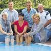 Sinnigerweise am Beckenrand: Der Vorstand des neu gegründeten Fördervereins mit (von links) Tim Fuhl, Nadine Fuhl, Andreas Ofenhitzer, Barbara Keller, Roland Frickel, Sylvia Malek-Lisicki, Wilhelm Göbel und Karsten Gräfe.Foto: privat