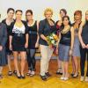 Frisch gebackene Friseurinnen: Prüfungsvorsitzende Lydia Keim und Innungsobermeisterin Monika Henneberger (von links) gratulierten den Absolventinnen bei der Abschlussfeier der Friseurinnung Stadt und Landkreis Kitzingen im Löwenhof in Rödelsee. Stellvertretender Landrat Wilhelm Sturm ermutigte die jungen Damen, eigene Betriebe zu übernehmen und so das Handwerk als „Wirtschaftsmacht von nebenan“ zu erhalten.