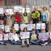 (rt)   Eine prima Überraschung ist den Kindern aus den 3. Klassen der Dettelbacher Rudolf-von-Scherenberg-Schule gelungen, als sie Bürgermeister Reinhold Kuhn zum 65. Geburtstag gratulierten. Mit ihrer Lehrerin Ingeborg Braun-Scheubeck und der Schulleiterin Jutta Fey haben sie dem Bürgermeister lustige Lieder gesungen, einen dicken Strauß mit Sonnenblumen gebracht und ihren Glückwunsch in Form von Buchstaben hochgehalten. Reinhold Kuhn ist am 23. Juli 65 Jahre alt geworden. Natürlich haben nicht nur die Kinder und die Familienangehörigen und die persönlichen Freunde gratuliert: Auch seine Parteifreunde von der CSU, der Bundestagsabgeordnete Michael Glos und der Landtagsabgeordnete Otto Hünnerkopf, waren gekommen, genauso wie Landrätin Tamara Bischof (Freie Wähler) sowie Vertreter der Dettelbacher Vereine und der Wirtschaft. Besonders hat er sich über Geschenke in Form von Spenden für die Renovierung der Stadtpfarrkirche St. Augustinus gefreut. Reinhold Kuhn ist seit 29 Jahren Bürgermeister in Dettelbach und hat so das Gesicht und die Entwicklung der Kleinstadt entscheidend mitgeprägt und beeinflusst.