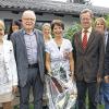 Verdienter Ruhestand: Grundschullehrerin Christel Teinzer (vorne Mitte) hatte nach 40 Dienstjahren ihren letzten Schultag. Mit im Bild (vorne von links) Schulamtsdirektorin Ulrike Brech, Gerhard Teinzer, Rektor Alois Dietz, Schulverbandsvorsitzender Wolfgan Borst, (hinten von links) Konrektorin Kathrin Janek, Kerstin Steuter vom Personalrat, Elternbeirätin Clarissa Hümpfner sowie Elternbeiratsvorsitzende Christine Hiller.