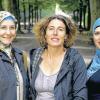 Oben mit oder ohne? Für Sema Kuzucu (links) und Ebru Demircan (rechts) ist das keine Frage – sie sind Muslima und tragen das Kopftuch. Manuela Göbel (Mitte) hat es auch ausprobiert und fühlt sich ohne Kopftuch wohler.