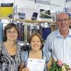 (ael)   Birgit Vojanec, Auszubildende bei der Stadtbücherei Würzburg, ist bayernweit die Drittbeste ihres Jahrgangs bei der Ausbildung zur Fachangestellten für Medien und Information (FAMI). Darüber freuten sich (von links): Kathrin Bartel, zuständig für die Ausbildung bei der Stadt, Birgit Vojanec und Norbert Herrmann, verantwortlicher Ausbilder bei der Bücherei. Vojanec ist  inzwischen halbtags bei der Stadtbücherei beschäftigt. Eine weitere halbe Stelle hat sie als Leiterin der Stadtbücherei Weikersheim inne.