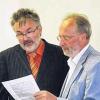 Neu im Rat: Bürgermeister Anton Holzapfel (rechts) vereidigte in Kirchheim Rainer Engert als Gemeinderatsmitglied.
