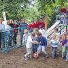 (ue)   Vier Azubis der Bosch-Rexroth AG traten zur Projektwoche im Evangelischen Kindergarten Niederwerrn an: Anlässlich des 125. Geburtstags des Unternehmens und in Würdigung der „sozialen Ader“ von Firmengründer Robert Bosch polierten sie den Spielbereich hinter dem Haus auf. Schon bei Planung und Materialbeschaffung bestanden die jungen Techniker den Praxistest. Das marode Holzdach des Spielhauses wurde durch Metall ersetzt, für die Lokomotive gab es ebenfalls eine Rundumkur, ein Plexiglasdach und neue Räder. Außerdem stehen nun ein Spieltisch und ein frischgeschweißtes Fußballtor im Garten: Das Material fürs Tor spendete die Niederwerrner Umwelttechnik-Firma „HD Spiegel Innovation“, plus Fußball, den die Kinder gleich ausprobierten. Es stecken mehrere tausend Euro in dem Projekt – das in Zusammenarbeit mit der SHK-Innung Schweinfurt-Main-Rhön und Geschäftsstellenleiter Josef Bock umgesetzt wurde. Rechtzeitig zum Anstoß trafen sich (von links): Ausbildungsleiter Bertram Wolf, Kindergartenleiterin Sabine Thiel, Pfarrer Edson Schumacher, Doris Spiegel (HD Spiegel Innovation), Nina Lepach vom Pfarramt, sowie die Bosch-Azubis Lukas Schwab, Regina Christ, Ramona Rettner und Lukas Spiegel.