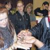 Kuscheln mit der Riesenspinne: „Voll zart und weich“ fühlt sich nach Aussagen dieser Jugendlichen, die zum ersten Mal eine Vogelspinne auf der Hand hält, die Grammostola spec Concepcion an. Ausstellungsleiter Sergio Neigert (rechts) gab Tipps und setzte die Spinne vorsichtig auf die Hände der interessierten Jugendlichen.