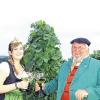Freuen sich auf „ihr“ Weinfest: Dingolshausens Weinprinzessin Larissa I. (Larissa Linder) und der „Köhler“ (Willi Götz).