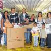 Anlässlich des Firmenjubiläums 50 Jahre Elektro-Bischoff gab es am Aktionswochenende tolle Preise zu gewinnen. Firmeninhaber Lothar Knapp (links) und seine Frau Michaela freuten sich mit den glücklichen Gewinnern.