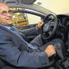 Für viele Menschen eine große Hoffnung: Hinrich Swyter, Geschäftsführer der Firma Veigel sitzt in Künzelsau in einem Auto mit einer eingebauten Fahrhilfe zur Handbedienung und einer Lenkhilfe.