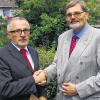 Jubiläum: Von 40 Jahren im öffentlichen Dienst arbeitete Anton Rüb (rechts) 33 Jahre für die Verwaltungsgemeinschaft Zellingen und die Bürger von Zellingen, Himmelstadt, Retzstadt und Thüngen. VG-Vorsitzender Wieland Gsell gratulierte dem Geschäftsstellenleiter.