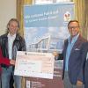 (hh)    Der Denkmalpreis der Hypo-Kulturstiftung München wird seit 1986 an private Eigentümer verliehen, die sich bei der Erhaltung ihrer Baudenkmäler in besonderer Weise verdient gemacht haben. Bei der diesjährigen Vergabe war mit dem Anwesen Rückertstraße 28 auch Schweinfurt erfolgreich. Für ihre gelungene Restaurierung des Stadthauses erhielten Rolf Treutlein und Martin Winter eine „Anerkennung". Die 5000 Euro gaben die Chefs der Firma R.Plast, die ihren Sitz im Haus hat, an die McDonalds-Kinderhilfe-Stiftung für das bald in Angriff genommene Hausboot weiter. Um das Boot hatte es eine Aufregung gegeben, weil es wegen seiner Größe Regatten des Ruder-Clubs unmöglich gemacht hätte. Es wurde aber ein Kompromiss gefunden: Der Ponton wird jetzt keilförmig gebaut mit der Folge, dass die Konstruktion näher ans Ufer rückt und somit weniger in den Main hineinragt. Die schwimmende Unterkunft beherbergt neun Appartements für Familien schwerkranker Kinder, die im Leopoldina-Krankenhaus behandelt werden. Laut dem örtlichen McDonalds-Repräsentanten Stephen De Santo werde dieser Tage die letzte Formalität erledigt sein. Im ersten Halbjahr 2012 soll das Boot eröffnet werden. Im Bild (von links): die Vorsitzende des Hausboot-Fördervereins Gudrun Grieser, Martin Winter, Rolf Treutlein und Stephen de Santo.