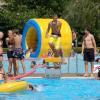 Sommerlaune: Nur selten war im Kitzinger Freiband auf der Mondseeinsel heuer soviel ls, wie bei der "School's out Party" am vergangenen Wochenende. Die Badesaison 2011 lässt sich bisher nur mit dem Wort "miserabel" umschreiben.