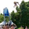 Abflug: Von einem Katapult  konnten sich am Samtag im Freibad in Kitzingen Jugendliche beim "Froxxy Challenge", direkt in die großen Sommerferien schleudern lassen.