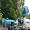 Abflug: Von einem Katapult  konnten sich am Samtag im Freibad in Kitzingen Jugendliche beim "Froxxy Challenge", direkt in die großen Sommerferien schleudern lassen.