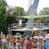 Abflug: Von einem Katapult  konnten sich am Samtag im Freibad in Kitzingen Jugendliche beim "Froxxy Challenge", direkt in die großen Sommerferien schleudern lassen.