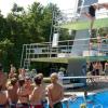 Abflug: Von einem Katapult  konnten sich am Samtag im Freibad in Kitzingen Jugendliche beim "Froxxy Challenge", direkt in die großen Sommerferien schleudern lassen.
