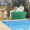 Nah am Wasser gebaut: Am Beckenrand des Wargolshäuser Schwimmbads zelebrierte Pfarrer Adalbert zusammen mit Diakon Thomas Volkmuth am Samstag einen Gottesdienst.