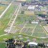 Solarzellen auf 40 Hektar: Rechts der Start- und Landebahn und auf der Fläche vor den Hangars werden 120 000 Solarmodule aufgestellt.