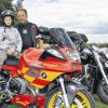 Mit Vollgas auf der „Rennkuh“: Mit viel Spaß düsten Bastian und der „Iron Fighter“ Max auf dessen Maschine zum Karrodsee.