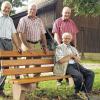 Stolz auf die neue Bank: Zimmerei-Seniorchef Leo Martin, OGV-Vorsitzender Helmut Reiter, Maler Karl Mohr (stehend von links) und sitzend der Spaziergänger Gerhard Mucha.