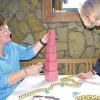 Rosa Turm: Gertrud Kaindl (links) demonstriert mit dieser mathematischen Übung ein grundlegendes Prinzip des didaktischen Ansatzes Maria Montessoris. Mit im Bild: Montessori-Lehrerin und Dozentin Ingrid Geßlein.