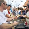 (me)   An Mariä Himmelfahrt hatte die Steigerwaldkapelle wieder zum Kapellenfest auf das Hörnlein eingeladen. Bereits am Vorabend spielten die Gastgeber zum Sommernachtsfest in den Weinbergen auf. Am Himmelfahrtstag früh zelebrierte Pfarrer Stefan Mai einen Gottesdienst unter freiem Himmel und weihte die Kräuterbüschel. „Jetzt haben wir Gottesdienst gefeiert, jetzt wird das Wetter richtig schön“, meinte Mai. Und er behielt Recht. Rasch bildeten sich nach dem von der Steigerwaldkapelle musikalisch mitgestalteten Gottesdienst Schlangen an der Essensausgabe. Am Nachmittag war dann noch zu einer Marienandacht eingeladen. Anschließend sorgte Alleinunterhalter Egon für Stimmung.