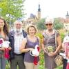 Storchenpaten: Die Geiselwinder Symbolfigur Murrmann (Michael Weilnhammer), die Hebamme  Claudia Kaiser, der Kreisvorsitzende des Landesbundes für Vogelschutz Robert Endres, die Hebammen Elke Keller, Eva Lamberski und Barbara Amtmann sowie Geiselwinds Bürgermeister Ernst Nickel schlossen am Sonntag einen Patenschaftsvertrag für die vier Jungstörche auf dem Dach der Kirche in Geiselwind.