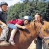 (max)   Auf dem Pony entdeckten zahlreiche Kinder aus Großeibstadt beim Ferienprogramm die Wälder und Wiesen ihrer Heimat. Gemeinsam mit Erlebnis-Reitpädagogin Ann-Kathrin Voigt konnten die Kids einen Einblick in das Hobby Reiten bekommen.