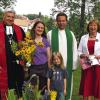 Abschied: Dekan Gerhard Hausmann und Erika Barthelmes (rechts) als Vertreterin der Kirchengemeinde Willmars gaben scheidenden Pfarrer Martin Hild und seiner Gattin Karin mit Familie (im Bild Tochter Carina) die besten Wünsche mit auf den Weg.