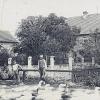 Die Herbertsmühle im Jahr 1927: Das Bild zeigt, dass damals noch Gänse ohne Angst um ihr Leben die Straße überqueren konnten. Die Personen sind rechts Johann Herberts Urgroßvater und auf der Bank sitzend seine Urgroßmutter Maria. Links mit dem hellen Kleid ist die Großmutter zu sehen und am Boden die drei Kinder Albin (Johann Herberts Vater), Bertha und Johann.