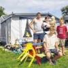 Camper mit Leib und Seele: Danny und Manuela Hagemann aus Gemünden verbringen gemeinsam mit ihren Söhnen Oliver, Tommy und Paul die gesamte Camping-Saison auf dem Lohrer Campingplatz. Bei Wind und Wetter.