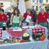 Gesprächspartnerinnen gesucht und gefunden: Das Fernsehteam des Bayerischen Rundfunks war zu Gast auf dem Marktplatz in Bad Königshofen und interviewte auch Angehörige des Obst- und Gartenbauvereins.