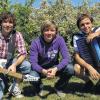 Die Dorfrocker aus Kirchaich (von links): Philipp, Tobias und Markus Thomann posieren im elterlichen Garten.