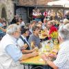 In Hüttenheim lässt es sich gemütlich feiern. Auch das Wetter passte am Eröffnungsabend des 19. Weinfestes.