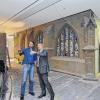 Ins Blickfeld gerückt: die gotische Kapelle, um die sich künftig Stehtische gruppieren. Rechts der noch verstellt Blick auf die Langgasse. Im Gespräch Stadtbaurat Christian Baumgart (rechts) und Architekt Roland Breunig.
