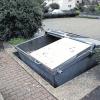 Nicht immer gerade „eingeparkt“: Am Container am Birkenfelder Friedhof könnten Menschen in den Spalt zwischen Container und Rampe treten.