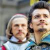 Neuauflage eines Klassikers: Orlando Bloom (vorne) als Herzog von Buckingham und Christoph Waltz als  machtgeiler Kardinal Richelieu in „Die drei Musketiere“.