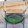 (ume)   Einen Rollator mit eingebautem Grill bietet ein Geschäft in der Hauptstraße an. Er ist mit Bremsen ausgerüstet, einem Korb für das Grillgut und einer hölzerne Ablagefläche für die fertigen Fleischstücke. Da soll noch einmal jemand sagen, dass die Geschäfte in Ochsenfurt nichts Originelles zu bieten haben.